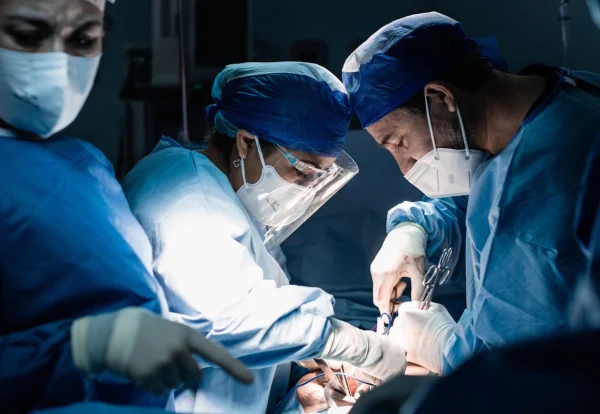 Plastik cərrahlar, bədənin hər hansı bir hissəsindəki funksional və ya estetik problemləri həll etmək üçün xüsusi təlim almış tibb mütəxəssisləridir