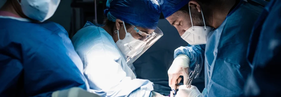 Plastik cərrahlar, bədənin hər hansı bir hissəsindəki funksional və ya estetik problemləri həll etmək üçün xüsusi təlim almış tibb mütəxəssisləridir