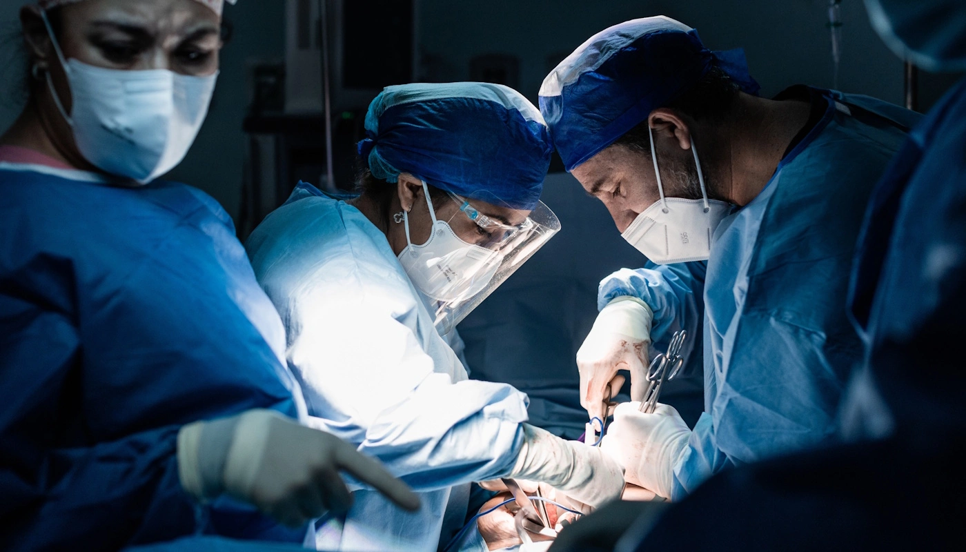 Plastik cərrahlar, bədənin hər hansı bir hissəsindəki funksional və ya estetik problemləri həll etmək üçün xüsusi təlim almış tibb mütəxəssisləridir